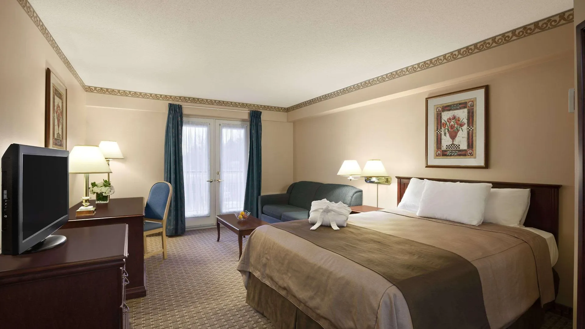Travelodge By Wyndham Ottawa West Hotel